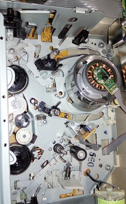 Mechanika po desetiminutovým šůrování, stále to nejde vše vyčistit