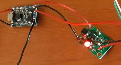 nabíječ a výstupní měnič - nabíječ sice z USB zdroje nabíjel, ale výstupní měnič se zřejmě poroučel...