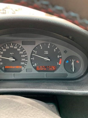 Na pravé straně je původně analog s aktuální spotřebou.