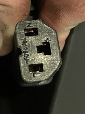 kabel, který se strká do baterie