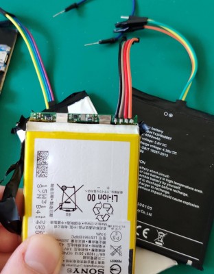 Baterie s vlastní DPS, potřeba odpájet flex kabel.