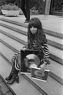 220px-Shocking_Blue_krijgt_gouden_en_platina_platen_in_Hilton_Hotel,_Amsterdam_Marisk,_Bestanddeelnr_923-8078.jpg