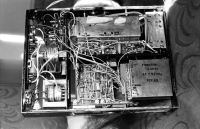 Vpravo nahoře VKV stupní jednotka, vedle ní MF zesilovač dle AR12/1983. Vpravo dole kmitočtová syntéza dle AR?/?.