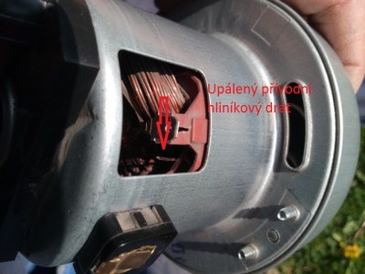 Je tam velice málo místa pro opravu upáleného přívodního vodiče
