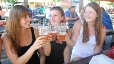 holky a pivo.jpg