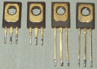Však proč to nepozlatit celé. Aspoň to po celou životnost nebude oxidovat. Zástřiky pouzder TO126 z konce 70.let jsou naprosto dokonalé, včetně izolace průchodu pro šroub.