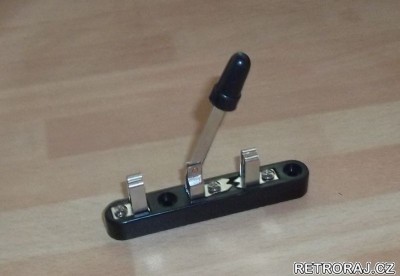 Před bouřkou stačí přesunutím páčky propojit anténu přímo s uzemněním a tím zároveň odpojit vstup rádia.