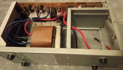 Pohled na desku elektroniky a trafo