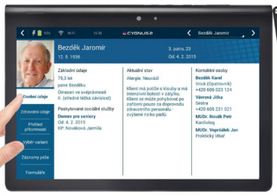 CELKOVÝ POHLED NA TABLET SE SPUŠTĚNOU APLIKACÍ