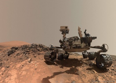Selfie, které pořídil na povrchu Marsu rover Curiosity. Snímek je složen z mnoha menších záběrů a zajímavé je, že na něm není vidět rameno s kamerou, ale jeho stín viditelný je.