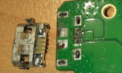 Urvaný USB.jpg