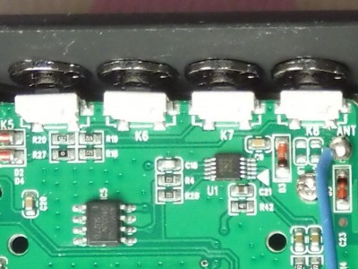 detail tlačítek ladění a volby vstupů Sencor SRD 2215 PLL, zatím bez podpěry