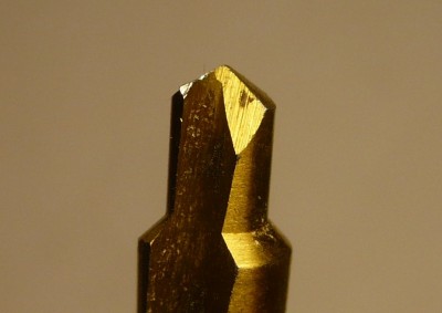 Skutočnosť. Dobúchaná špička, a to z oboch strán.