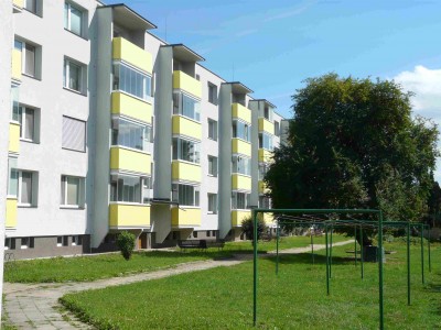 Barák - po.
<br />Namísto původních balkonů, betonové lodžie