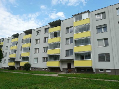 Ještě jedno foto našeho baráku - tentokrát ze zahrádek.
<br />Po zvětšení je docela dobře vidět to zasklení.
<br />A soused nade mnou má staženu jednu z těch thermo-rolet
