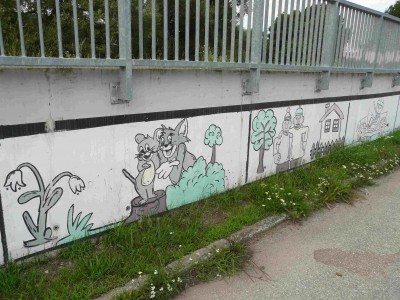 Kresby dětí na opěrné zdi. Kresby jsou za těch 8 let už poněkud vybledlé - barvy jsou mdlé :-(