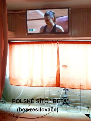 televize vysunutá, dole je vidět část antény jen pro test (v kempech je anténa venku na 3m dlouhé trubce vsazené v oji karavanu)