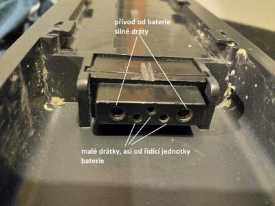 baterie zvenku konektor.jpg