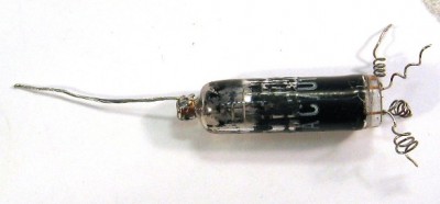 Celá elektronka s vývodním lankem, ještě bez laku