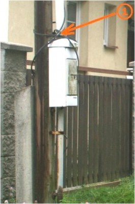 český internet - 20 let omotaný kabel na dřevěném sloupu patřící firmě O2... To je "digitalizacfe po česku".
