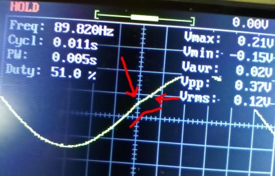 Příliš nízký klidový proud - bzučení při 100Hz testovací nahrávce