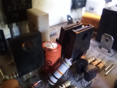 Nafouknutý kondenzátor 100uF 25V - nejspíš to je C123 ve schématu